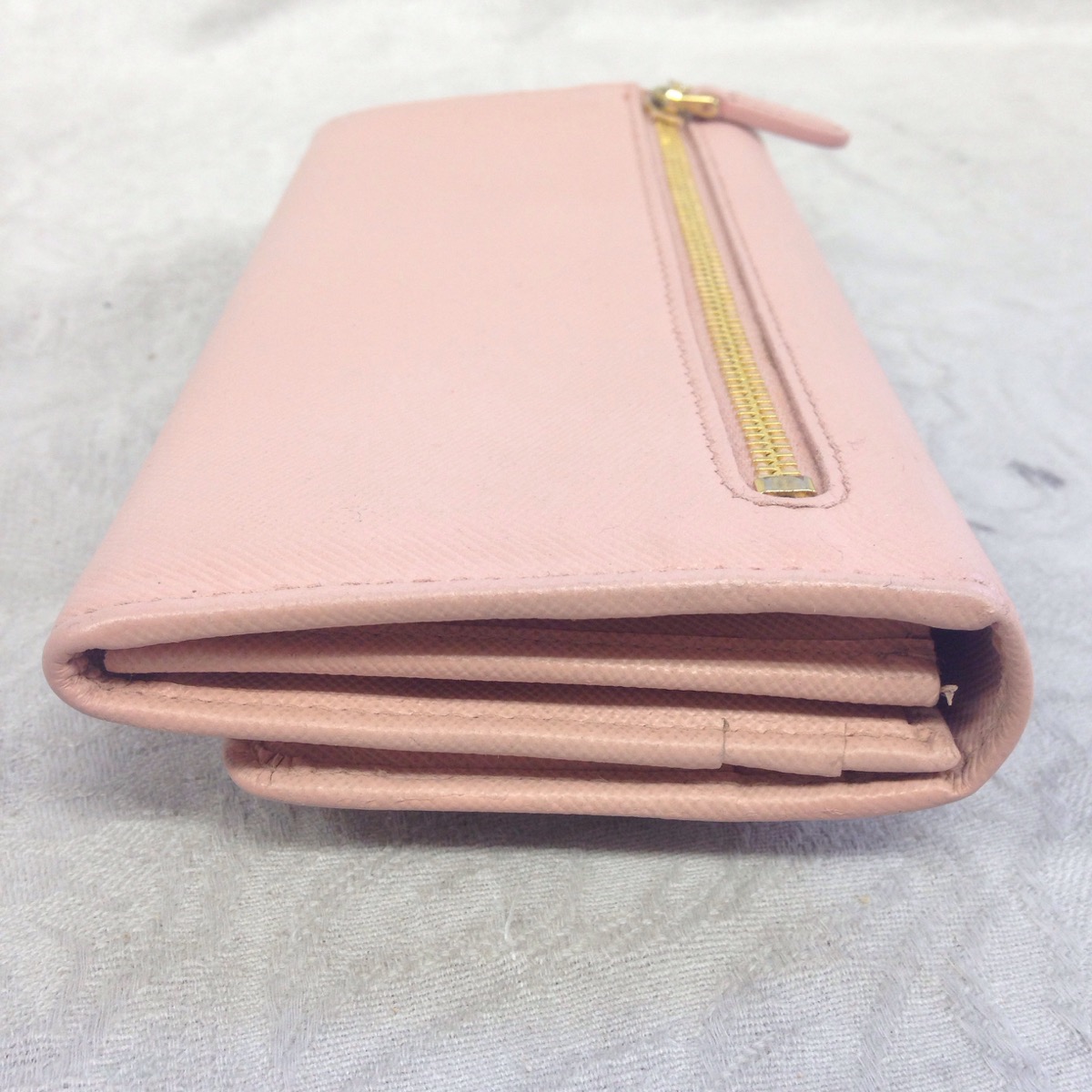 プラダ　ピンク　サフィアーノ　リボン　PRADA　長財布　A4　ソファー、鞄、バッグ、修理、張替、黒ずみ汚れ、クリーニング、色移り、擦り傷、染め直し